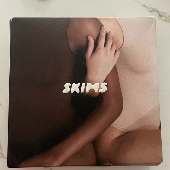 ESSENTIAL MOCK NECK SLEEVELESS BODYSUIT - Picture 2 of 4